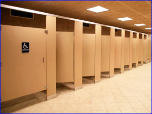 Профессиональная уборка сантехнических кабинок и туалетов