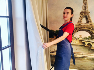 Клинер чистит штору на дому